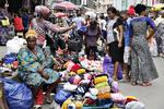 Balogun-markedet i Lagos i Nigeria er præget af travlhed. Men hvis Afrikas hastigt voksende befolkning skal se en fremtid for sig på deres eget  kontinent, kræver det millioner af nye jobs. Sunday Alamba/AP