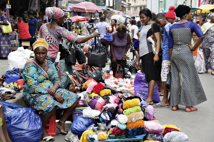 Balogun-markedet i Lagos i Nigeria er præget af travlhed. Men hvis Afrikas hastigt voksende befolkning skal se en fremtid for sig på deres eget  kontinent, kræver det millioner af nye jobs. Sunday Alamba/AP