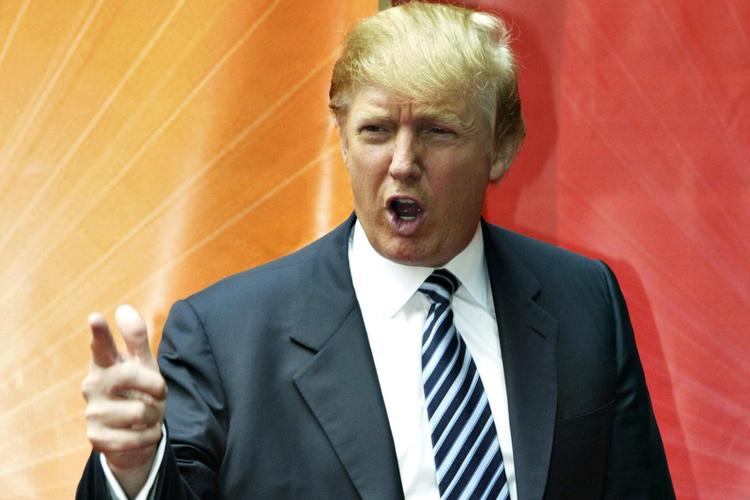Donald Trump poserer  i sin klassiske stil fra tv-showet 'The  Apprentice' ved en præsentation af NBC's tv-shows i 2005. I dag siger kilder, at han langtfra er så vild med at fyre folk, som tv-showet viste. Mary Altaffer/AP
