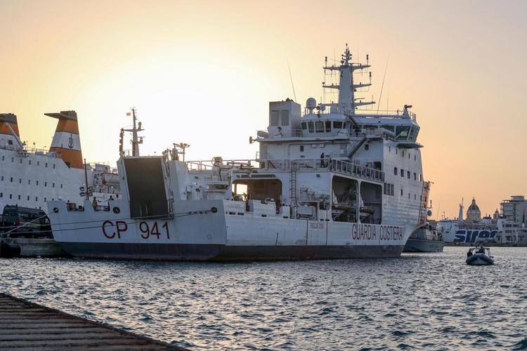 177 migranter befandt sig i  aftes om bord på den italienske kystvagts  fartøj ’Diciotti’, som siden fredag har  ligget i farvandet ud for den italienske  ø Lampedusas kyst efter både den  maltesiske og italienske regerings  afvisning af at lade ’Diciotti’ lægge til i maltesisk havn. Igor Petyx/AP