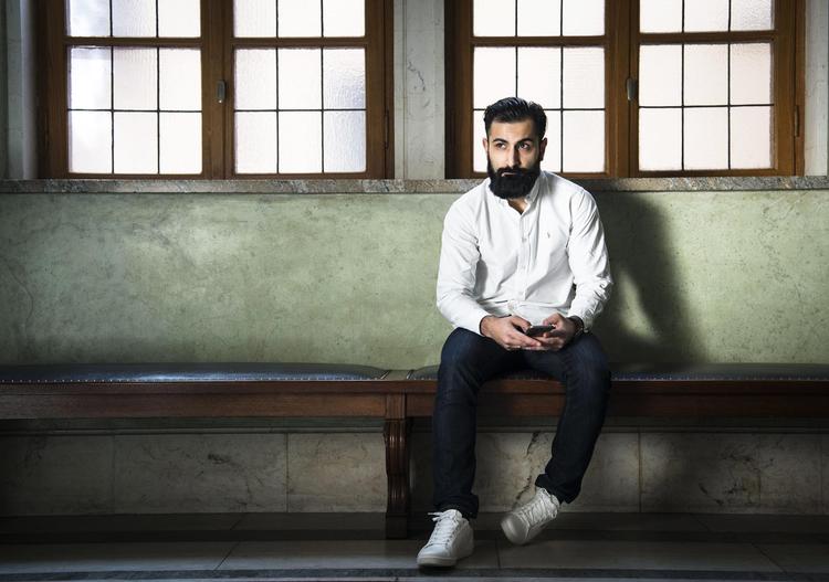 Moderaternas  31-årige riksdagsmedlem Hanif Bali  har bragt sig selv i skudlinjen, fordi  han poserer på Instagram med både  pistoler og en halvautomatisk riffel. Arkivfoto Lotte Fernvall/Ritzau Scanpix