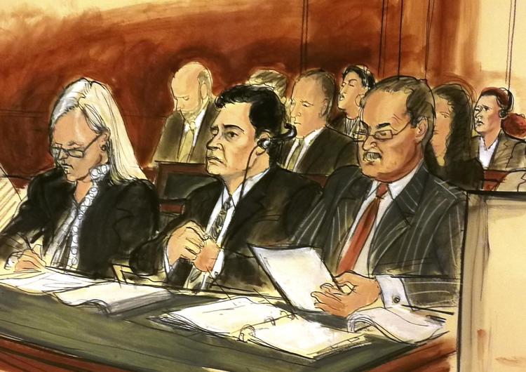 Bankmanden Mehmet Hakan Atilla, nr to fra venstre, er havnet i striden mellem Trump og Erdogan. Han blev idømt 32 måneders fængsel ved en retssag i New York. Tegning: Elizabeth Willliams/AP
 Tegning Elizabeth Willliams/AP