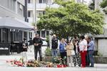 Blomster er efterladt på det sted, hvor en 35-årig tysk mand blev knivdræbt under en byfest lørdag nat - angiveligt af to asylansøgere fra Irak og Syrien. Jan Woitas/AP