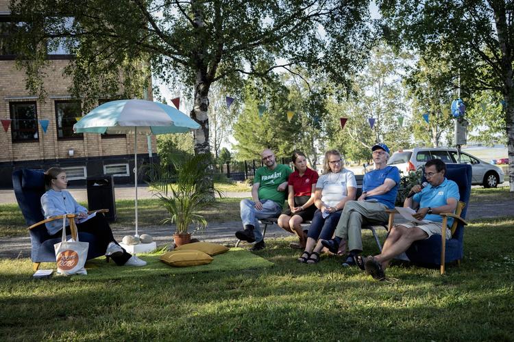 I Haparanda på grænsen til Finland er indvandring ikke rigtig et emne. Her diskuterer lokal- politikerne først og fremmest jobs og  boliger. Og den lokale bredbånds- forbindelse. Indvandrerne er velkomne, hvis bare nogen vil bygge boliger til dem, fortæller borgmester Peter Waara (S). Nanna Navntoft