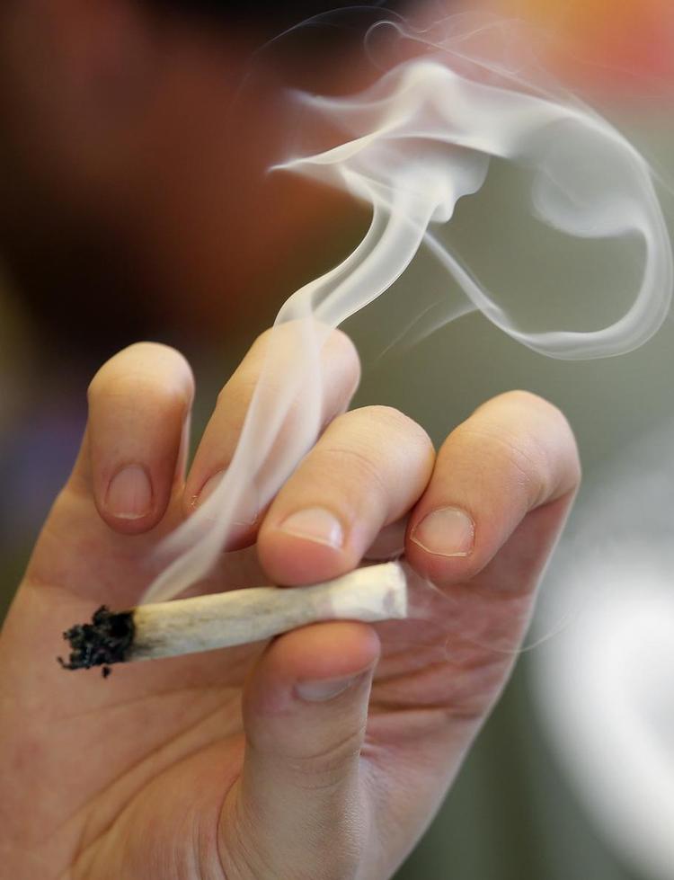 Reklamer for marihuana går ikke længere på de store sociale medier. Elaine Thompson/AP