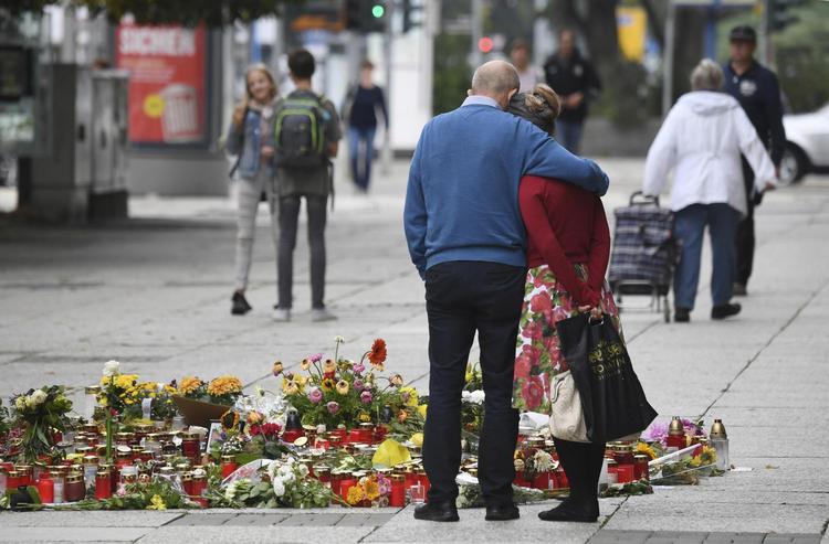 Borgere i  Chemnitz minde den 35-årige  Daniel H., der blev knivdræbt  søndag aften. Ralf Hirschberger/AP/

