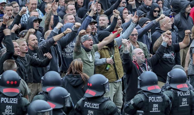 Alternative für Deutschland er vokset, antiislamiske Pegida marcherer i delstatens hovedby, Dresden, og i denne uge har højreradikale skabt ravage i Chemnitz. Jan Woitas/AP