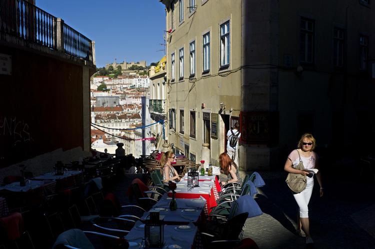 I Portugal er  arbejdsløsheden blevet halveret, siden den toppede i 2013. I dag lyder den på  6,7 procent, og det er ikke blot den  laveste arbejdsløshed i de fire  sydeuropæiske lande, som måtte  bede om nødlån, den er også lavere end før krisen. Franca Armando/AP