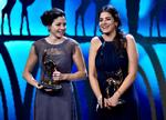 Under deres flugt til Europa reddede de syriske søstre Sarah (th.) og Yusra Mardini 18 mennesker, hvis båd  havarerede ud for den græske kyst. Nu er Sarah fængslet for menneskesmugling. Clemens Bilan/Ritzau Scanpix