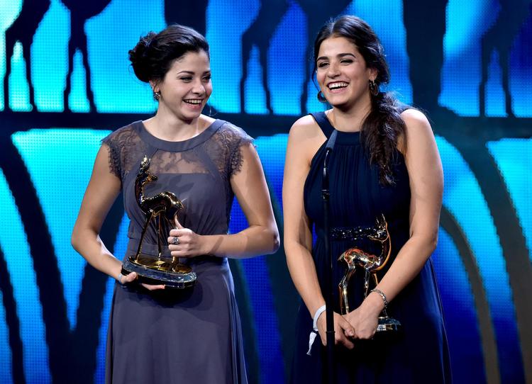 Under deres flugt til Europa reddede de syriske søstre Sarah (th.) og Yusra Mardini 18 mennesker, hvis båd  havarerede ud for den græske kyst. Nu er Sarah fængslet for menneskesmugling. Clemens Bilan/Ritzau Scanpix