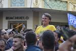 Jair Bolsonaro førte valgkamp i delstaten Minas Gerais og ses her, få sekunder efter at han fik en kniv stukket i maven.  Raysa Leite/AP/AP