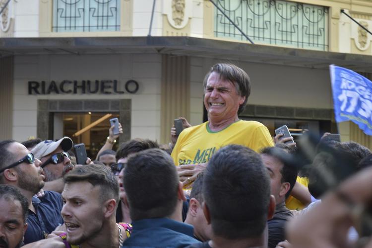 Jair Bolsonaro førte valgkamp i delstaten Minas Gerais og ses her, få sekunder efter at han fik en kniv stukket i maven.  Raysa Leite/AP/AP