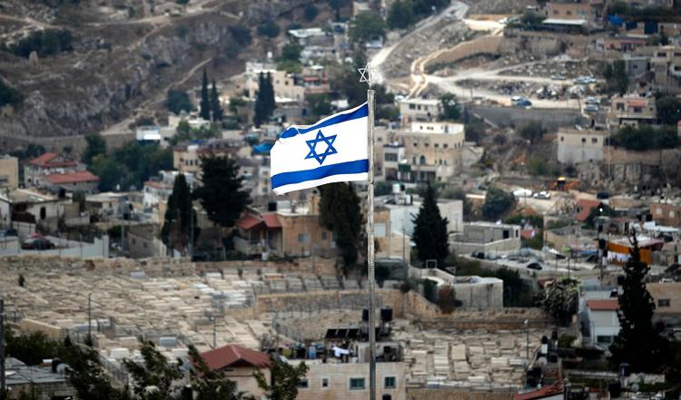 Israels flag vajer på  Oliebjerget i Jerusalem, hvis status bliver en af de store knaster i Trumps forsøg på at skabe fred i Mellemøsten.  Arkivfoto: Thomas Coex/Ritzau Scanpix /Ritzau Scanpix