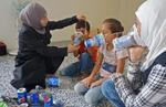I byen Binnish i det  nordlige Idlib forbereder familier sig på angreb med hjemmelavede gasmasker. Muhammad Haj Kadour/Ritzau Scanpix
