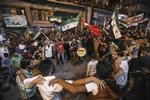 Indbyggere i byen Binnish i Idlib dansede mandag aften og spillede trommer i protest mod regeringen. Omar Haj Kadour/Ritzau Scanpix/Ritzau Scanpix