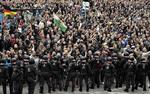 Urolighederne i  Chemnitz skaber fortsat problemer for kansler Merkel. Jens Meyer/AP
