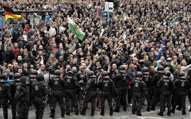 Urolighederne i  Chemnitz skaber fortsat problemer for kansler Merkel. Jens Meyer/AP