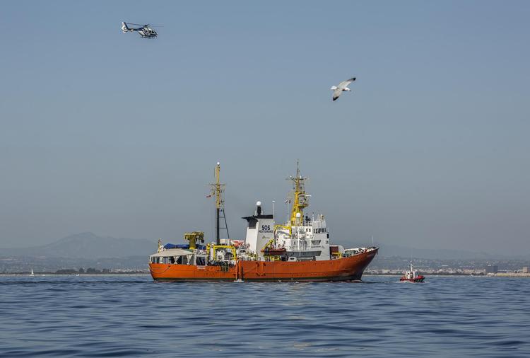’Aquarius 2’ sejlede i juni rundt i dagevis med over 600 reddede migranter, før den spanske regering gav tilladelse til, at de kunne komme i land. Siden er flere reddet, men nu er presset blevet stort, og aktionerne må formentlig stoppe.  Arkivfoto Olmo Calvo