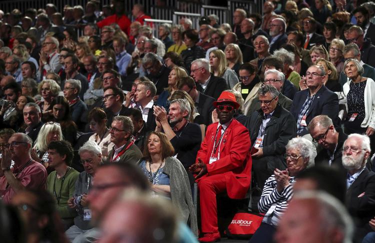 Der var fyldt til sidste plads i salen, da Labour vedtog sin  Brexit-kurs, der er åben for fortolkning. Hannah Mckay/Ritzau Scanpix