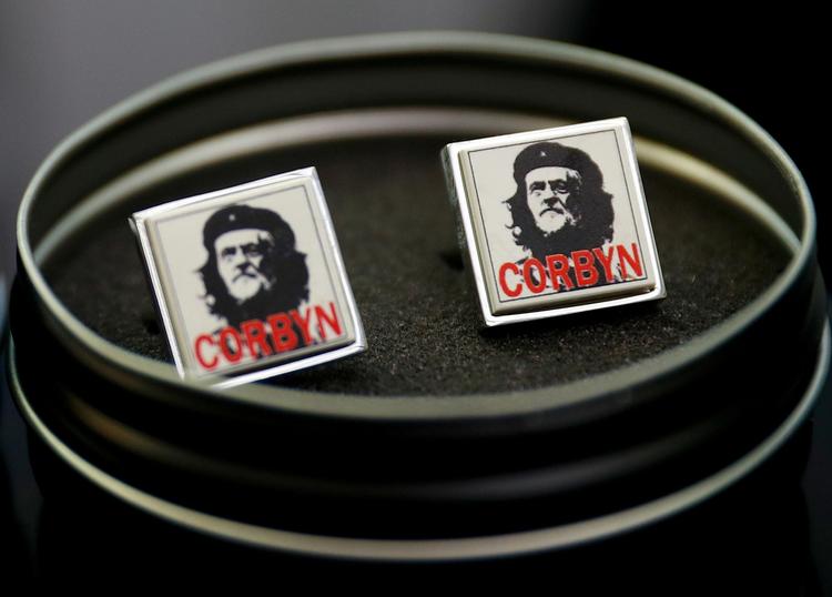 På Labours  konference kunne man købe manchetknapper med formanden stylet som Che Guevarra.  Phil Noble/Reuters