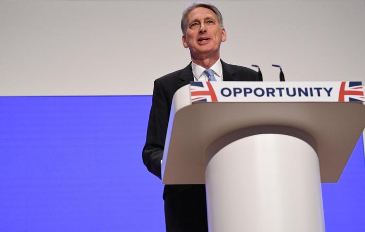Den britiske finans minister, Philip Hammond, fik kun høflige klapsalver for at fortælle, hvordan handelstallene faktisk er. /Ritzau Scanpix