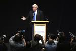 Boris Johnson forsøgte i en  tale tirsdag på den konservative parti kongres at overgå sig selv i fordømmelse af Mays Brexit-plan. Rui Vieira/AP