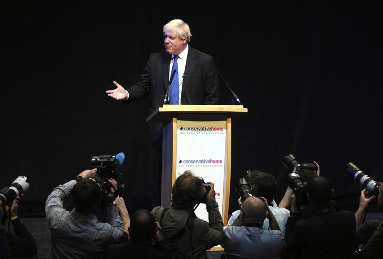 Boris Johnson forsøgte i en  tale tirsdag på den konservative parti kongres at overgå sig selv i fordømmelse af Mays Brexit-plan. Rui Vieira/AP