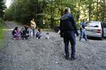 Patruljen ved  grænsen i Passau stopper en gruppe, som dog viser sig ikke at bestå af  migranter eller flygtninge, men af  romaer på vej til byen for at tigge. Jens Dresling/POLFOTO