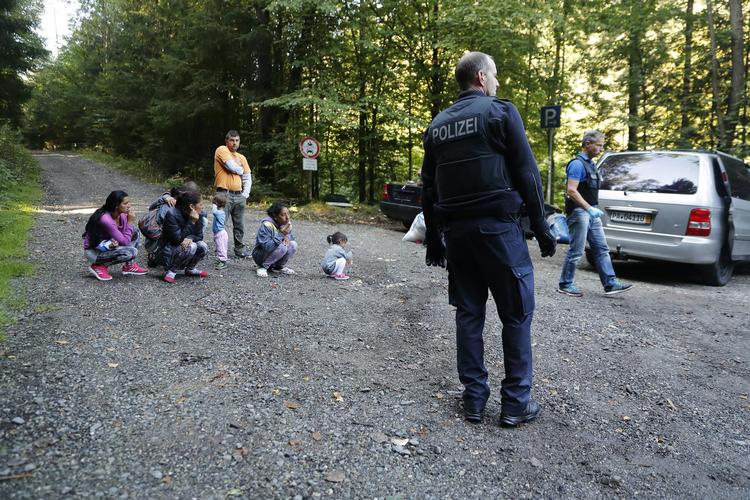 Patruljen ved  grænsen i Passau stopper en gruppe, som dog viser sig ikke at bestå af  migranter eller flygtninge, men af  romaer på vej til byen for at tigge. Jens Dresling/POLFOTO