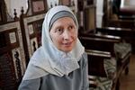 Carla Amina Baghajati i festsalen på den muslimske skole, der er domineret af fine arabiske møbler. Jens Dresling