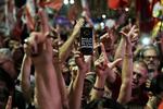 »Vi er så store, som vores drømme«, står der på mobilen hos en af tilhængere hos arbejderpartiet PT, der har haft travlt, siden den fængslede  ekspræsident Lula måtte erkende, at  han ikke kunne få lov til at stille op til præsidentvalget, da han afsoner en dom for korruption. Leo Correa/AP