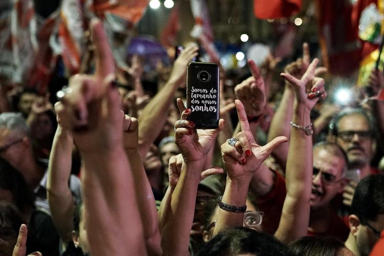 »Vi er så store, som vores drømme«, står der på mobilen hos en af tilhængere hos arbejderpartiet PT, der har haft travlt, siden den fængslede  ekspræsident Lula måtte erkende, at  han ikke kunne få lov til at stille op til præsidentvalget, da han afsoner en dom for korruption. Leo Correa/AP