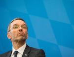 Frihedspartiets Herbert Kickl vil boykotte kritiske medier og have politiet til at oplyse nationalitet på gerningsmænd. Det fik Østrigs kansler, Sebastian Kurz, til at slå kontra.  L. Mirgeler/AP/AP