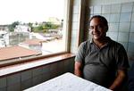 Den verdenskendte borgmester Domenico Lucano afviser  alle beskyldninger om at have misbrugt offentlige midler til gavn for migranter. Yara Nardi/Reuters/Ritzau Scanpix
