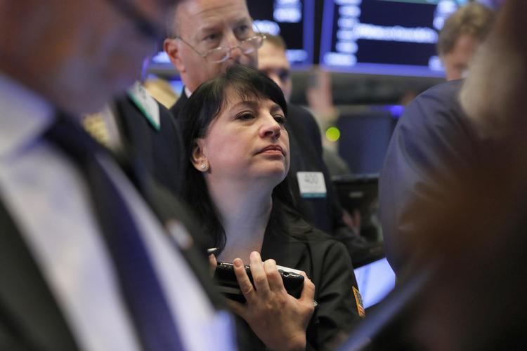 Aktiehandleren Phyllis Arena Woods holdt  i går nøje øje med  udviklingen på  børsen i New York, dagen efter at  aktierne tog en  ordentlig rutsjetur. Richard Drew/AP