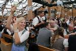 Katharina Schulze, der deler grønne hjerter ud til Oktoberfesten, er  blevet populær. Jens Dresling