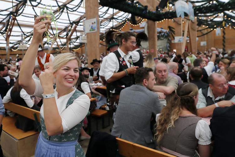 Katharina Schulze, der deler grønne hjerter ud til Oktoberfesten, er  blevet populær. Jens Dresling