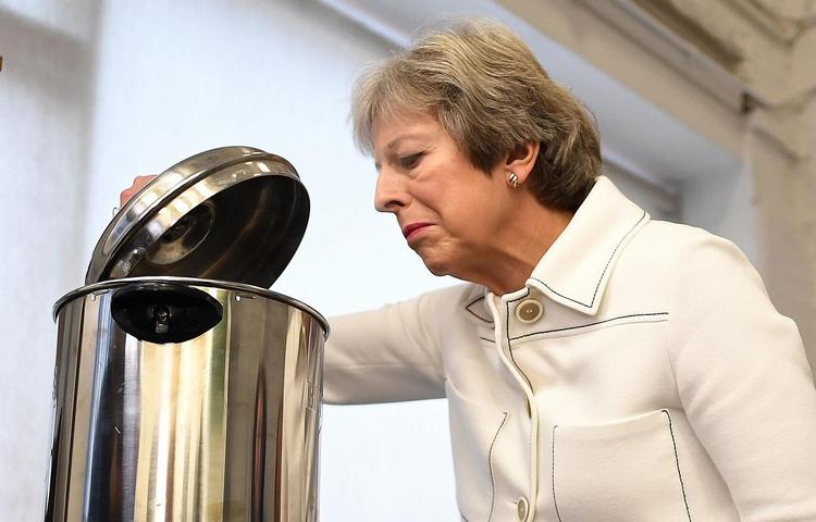 Har de levnet?  Den britiske  premierminister er ikke inviteret med til middagen på dagens EU-topmøde, når Lars Løkke & co. kan diskutere Brexit. AP Stefan Rousseau