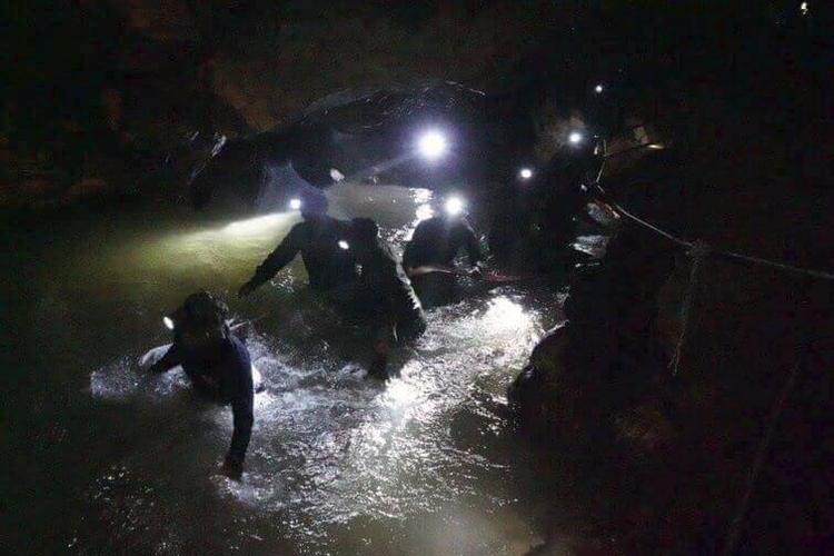 redningsaktion.  Mod alle odds lykkedes det at få samtlige indespærrede drenge i den thailandske grotte ud. Tham Luang Rescue Operation/AP/AP