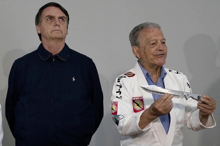 Jair Bolsonaro (tv.) står til at vinde valget, når brasilianerne i dag stemmer ved anden runde af præsidentvalget. Leo Correa/AP