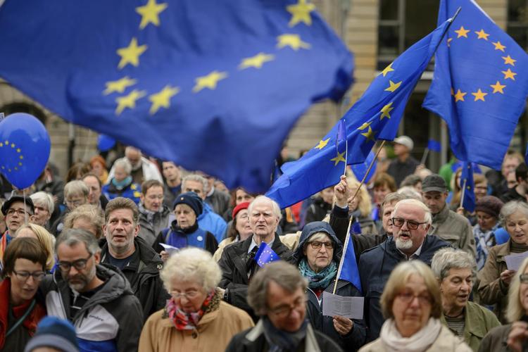 Trods megen snak om  europæisk nationalisme er langt de fleste borgere i EU tilfredse med unionen, viste en fransk måling sidste år. På billedet  demonstrerer folk til fordel for 'Europas puls' i Berlin for et år siden. Arkivfoto Gregor Fischer/AP