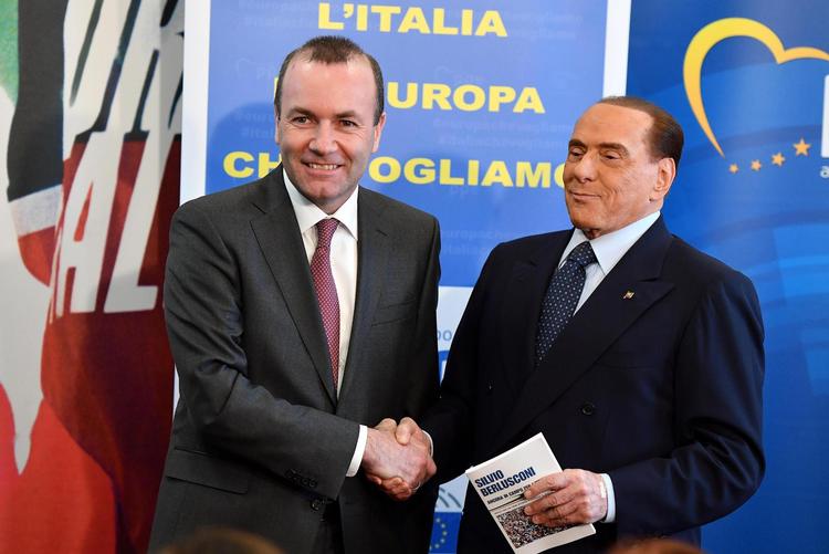 Den tyske EU-parlamen- tariker Manfred Weber, CSU, med Italiens  tidligere regeringschef Silvio Berlusconi, der støtter ham i kampen om at blive  konservativ spidskandidat ved EU-valget  i maj næste år. Ettore Ferrari/AP