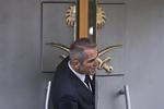 Trængsel.  Saudi-Arabien sagde på et tidspunkt, at den myrdede Jamal Khashoggi selv forlod konsulatet. Her overvåges indgangen af en kat, og ansatte går ud og ind. Patros Giannakouris/AP