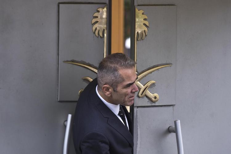Trængsel.  Saudi-Arabien sagde på et tidspunkt, at den myrdede Jamal Khashoggi selv forlod konsulatet. Her overvåges indgangen af en kat, og ansatte går ud og ind. Patros Giannakouris/AP