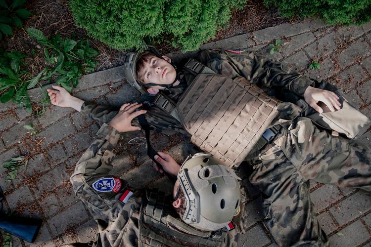 Hver uge mødes de yngste medlemmer af Strzelec-gruppen for at gennemføre militærtræning og undervisning om landets krigshistorie.  Foto: Anton Schack