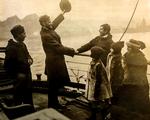 Peter Freuchen, der her hilsner overstadigt på sin gode ven Knud Rasmussen, var manden, der i 1938 samlede nogle venner og stiftede Eventyrernes klub. Foto fra bogen