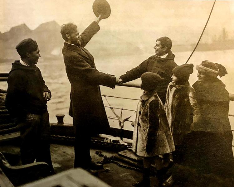 Peter Freuchen, der her hilsner overstadigt på sin gode ven Knud Rasmussen, var manden, der i 1938 samlede nogle venner og stiftede Eventyrernes klub. Foto fra bogen
