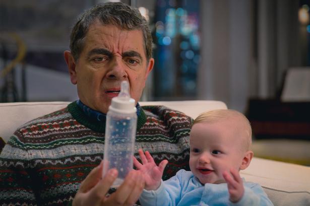 Rowan Atkinson skal passe baby ved juletid. Det skal nok gå fint med det.  Foto: Netflix/PR