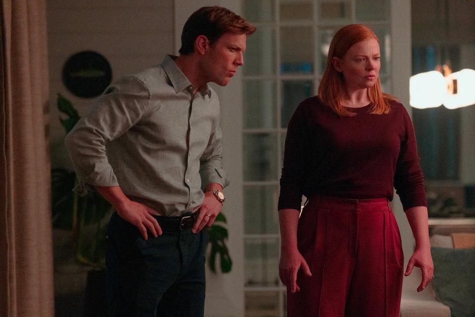 Jake Lacy og Sarah Snook spiller ægteparret, der mister deres søn i den drønspændende serie, der er baseret på en bestseller af Andrea Mara.  Foto: Skyshowtime