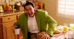Agent Cooper og kaffe hører sammen som hest og vogn. Her drikker han sin først kop efter mange års ophold i 'The Black Lodge'. Foto fra serien 